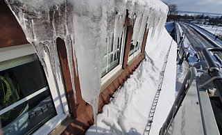 Gefährliche Schönheiten sind die Eiszapfen in luftiger Höhen, hier in der Nähe der Weserbrücke. - Feuerwehr Höxter Gefährliche Schönheiten sind die Eiszapfen in luftiger Höhen, hier in der Nähe der Weserbrücke. - Feuerwehr Höxter