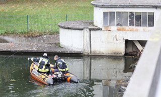 Feuerwehrtaucher durchsuchten am Freitag vom Schlauchboot aus mit einem Unterwasser-Sonar den Bereich vor dem Sielwehr. - Ulf Hanke Feuerwehrtaucher durchsuchten am Freitag vom Schlauchboot aus mit einem Unterwasser-Sonar den Bereich vor dem Sielwehr. - Ulf Hanke