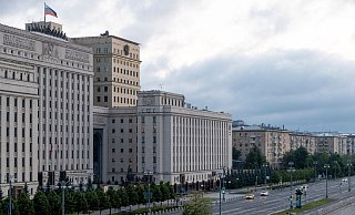 Seit Monaten wird die russische Militärführung von Korruptionsskandalen erschüttert, nun soll im Verteidigungsministerium Ordnung geschaffen werden. (Symbolbild) - Uncredited/AP/dpa Seit Monaten wird die russische Militärführung von Korruptionsskandalen erschüttert, nun soll im Verteidigungsministerium Ordnung geschaffen werden. (Symbolbild) - Uncredited/AP/dpa