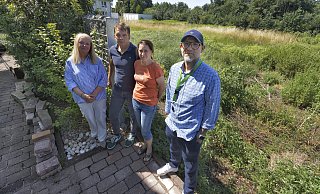 Die betroffenen Anlieger sehen in dem auf einem unbebauten Grundstück am Hermannsweg im Kreis Gütersloh geplanten Gebäude eine unverträgliche Nachverdichtung. - Roland Thöring Die betroffenen Anlieger sehen in dem auf einem unbebauten Grundstück am Hermannsweg im Kreis Gütersloh geplanten Gebäude eine unverträgliche Nachverdichtung. - Roland Thöring