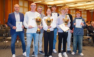Die Besten: Die Tennis-Mannschaft des Freiherr-vom-Stein-Gymnasium Bünde mit Holger Braun (v.l.), Harald Uekermann, Lovis Kemper, Luke Braun, Max Wortmann und Mats Horstmeier wurde als Mannschaft des Jahres gekürt. Triathlon-Europameister Justus Wehrhan wurde Sportler des Jahres, den Preis nahm sein Vater (2.v.l.) entgegen und Para-Leichtathletin Janna Kleimann wurde Sportlerin des Jahres. - Sportfoto-OWL Die Besten: Die Tennis-Mannschaft des Freiherr-vom-Stein-Gymnasium Bünde mit Holger Braun (v.l.), Harald Uekermann, Lovis Kemper, Luke Braun, Max Wortmann und Mats Horstmeier wurde als Mannschaft des Jahres gekürt. Triathlon-Europameister Justus Wehrhan wurde Sportler des Jahres, den Preis nahm sein Vater (2.v.l.) entgegen und Para-Leichtathletin Janna Kleimann wurde Sportlerin des Jahres. - Sportfoto-OWL