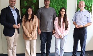Landrat Ali Dogan (l.) bedankte sich bei Haason und Rasal Sardig (2.v.r.) für ihr selbstloses Einschreiten. Mathias Schmidt, Leiter der Polizei, richtete ebenfalls seinen Dank aus. Foto: Polizei Minden-Lübbecke - Polizei Minden-Lübbecke Landrat Ali Dogan (l.) bedankte sich bei Haason und Rasal Sardig (2.v.r.) für ihr selbstloses Einschreiten. Mathias Schmidt, Leiter der Polizei, richtete ebenfalls seinen Dank aus. Foto: Polizei Minden-Lübbecke - Polizei Minden-Lübbecke