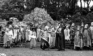 1995: In Shakespeares „Sommernachtstraum“ entführte die Bühne die großen Besucher (Foto; noch einmal 2006 auf dem Spielplan), die Kleinen gingen auf Reise mit Peter Pan. - NW-Archiv 1995: In Shakespeares „Sommernachtstraum“ entführte die Bühne die großen Besucher (Foto; noch einmal 2006 auf dem Spielplan), die Kleinen gingen auf Reise mit Peter Pan. - NW-Archiv