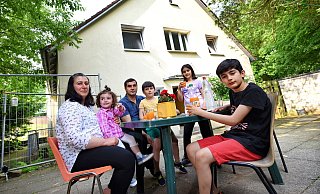 Rabia und Mostafa Bouzan mit ihren Kindern Schana, Rody, Malchin und Shirdy vor ihrem Zuhause. - Barbara Franke Rabia und Mostafa Bouzan mit ihren Kindern Schana, Rody, Malchin und Shirdy vor ihrem Zuhause. - Barbara Franke