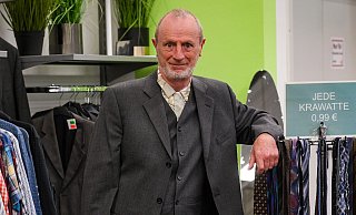 Claudio Vendramin will auf den Chefsessel im Herforder Rathaus. Einer seiner wichtigsten Ansätze ist das Schonen von Ressourcen. Der Leiter eines Re-Use Betriebes agiert selber entsprechend. Beim Foto-Termin mit der NW sagt er, dass er sich extra einen neuen Anzug – einen Dreiteiler – angeschafft habe: Dunkelgrau, schick, kaum getragen und für 19.99 Euro – natürlich Secondhand. - Kathrin Weege Claudio Vendramin will auf den Chefsessel im Herforder Rathaus. Einer seiner wichtigsten Ansätze ist das Schonen von Ressourcen. Der Leiter eines Re-Use Betriebes agiert selber entsprechend. Beim Foto-Termin mit der NW sagt er, dass er sich extra einen neuen Anzug – einen Dreiteiler – angeschafft habe: Dunkelgrau, schick, kaum getragen und für 19.99 Euro – natürlich Secondhand. - Kathrin Weege