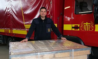 Geschafft: Nach einjähriger Vorbereitung ist Spendensammlung von Florian Brandt versandfertig. Die Überseekiste mit dem Wappen der Paderborner Feuerwehr ist auf dem Weg nach Südamerika. - © 2020 Ralph Meyer. All rights reserved Geschafft: Nach einjähriger Vorbereitung ist Spendensammlung von Florian Brandt versandfertig. Die Überseekiste mit dem Wappen der Paderborner Feuerwehr ist auf dem Weg nach Südamerika. - © 2020 Ralph Meyer. All rights reserved