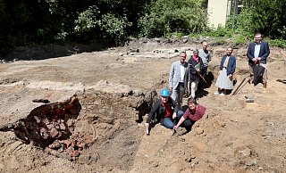 Die Archäologen Sven Spion, Eva Manz und Christoph Storz erklären Bürgermeister Tim Kähler, Baudezernent Peter Böhm, Stadtentwicklerin Julia Schreiber und Dnkmalschützerin Bettina Lange, wo sie etwas zu finden hoffen. - Frank-Michael Kiel-Steinkamp Die Archäologen Sven Spion, Eva Manz und Christoph Storz erklären Bürgermeister Tim Kähler, Baudezernent Peter Böhm, Stadtentwicklerin Julia Schreiber und Dnkmalschützerin Bettina Lange, wo sie etwas zu finden hoffen. - Frank-Michael Kiel-Steinkamp
