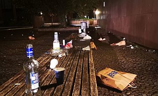 Dieses Foto zeigt die Hinterlassenschaften der Partygänger in der Nacht auf Samstag - es entstand offenbar nach dem Weggang der Feiernden um 4 Uhr früh. - Andreas Eickhoff Dieses Foto zeigt die Hinterlassenschaften der Partygänger in der Nacht auf Samstag - es entstand offenbar nach dem Weggang der Feiernden um 4 Uhr früh. - Andreas Eickhoff