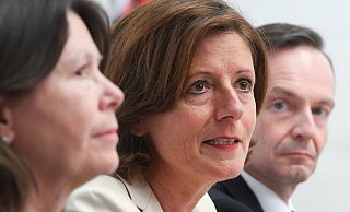 Die Ministerpräsidentin von Rheinland-Pfalz, Malu Dreyer (m.), Wirtschaftsminister Volker Wissing (r.) und Umweltministerin Ulrike Höfken. - Foto: Arne Dedert/dpa Die Ministerpräsidentin von Rheinland-Pfalz, Malu Dreyer (m.), Wirtschaftsminister Volker Wissing (r.) und Umweltministerin Ulrike Höfken. - Foto: Arne Dedert/dpa