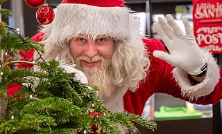 Julian Hölscher aus Bielefeld ist seit 2015 als Weihnachtsmann unterwegs. Der Bart ist übrigens echt, wird aber für die Rolle gefärbt. - Ralf Bittner Julian Hölscher aus Bielefeld ist seit 2015 als Weihnachtsmann unterwegs. Der Bart ist übrigens echt, wird aber für die Rolle gefärbt. - Ralf Bittner