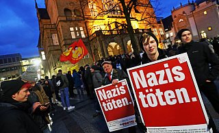 Auch wegen solcher Plakate, die bei der Demonstration anlässlich des Terroranschlags in Hanau vor dem Bielefelder Rathaus stattfand, gibt es Vorbehalte gegen die Initiative, die den Gedenkort auf dem Kesselbrink fordert. - Sarah Jonek Auch wegen solcher Plakate, die bei der Demonstration anlässlich des Terroranschlags in Hanau vor dem Bielefelder Rathaus stattfand, gibt es Vorbehalte gegen die Initiative, die den Gedenkort auf dem Kesselbrink fordert. - Sarah Jonek