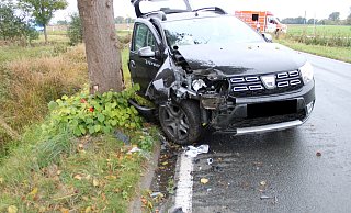 Der Pkw prallte gegen den Baum. - Polizei Minden-Lübbecke Der Pkw prallte gegen den Baum. - Polizei Minden-Lübbecke