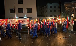 Um kurz nach Mitternacht kommen Beschäftigte der beiden Benteler-Gesellschaften Steel/Tube und Automobiltechnik nach der Arbeitsniederlegung an drei Standorten mit Fackelzügen zum Ort der Kundgebung an der Residenzstraße in Schloß Neuhaus. - IG Metall Um kurz nach Mitternacht kommen Beschäftigte der beiden Benteler-Gesellschaften Steel/Tube und Automobiltechnik nach der Arbeitsniederlegung an drei Standorten mit Fackelzügen zum Ort der Kundgebung an der Residenzstraße in Schloß Neuhaus. - IG Metall