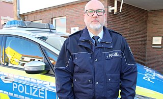 Wenn Sascha Wandtke nach Obermehnen, Blasheim, Alswede oder Stockhausen muss, steht ihm ein Streifenwagen zur Verfügung. - Frank Hartmann Wenn Sascha Wandtke nach Obermehnen, Blasheim, Alswede oder Stockhausen muss, steht ihm ein Streifenwagen zur Verfügung. - Frank Hartmann