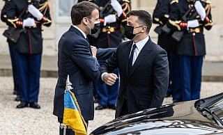 Emmanuel Macron (l-r), Präsident von Frankreich, begrüßt Wolodymyr Selenskyj, Präsident der Ukraine, vor dem Elysee-Palast. - Foto: Sadak Souici/Le Pictorium Agency via ZUMA/dpa Emmanuel Macron (l-r), Präsident von Frankreich, begrüßt Wolodymyr Selenskyj, Präsident der Ukraine, vor dem Elysee-Palast. - Foto: Sadak Souici/Le Pictorium Agency via ZUMA/dpa