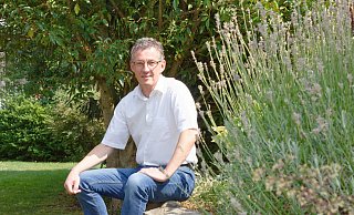 Viel Grün drumherum: Bernd Dumcke schöpft bei der Gartenarbeit Kraft für sein Amt. - Andreas Sundermeier Viel Grün drumherum: Bernd Dumcke schöpft bei der Gartenarbeit Kraft für sein Amt. - Andreas Sundermeier