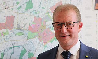 Bürgermeister Thomas Meyer erläutert, wo in Enger investiert werden soll. - Ekkehard Wind Bürgermeister Thomas Meyer erläutert, wo in Enger investiert werden soll. - Ekkehard Wind