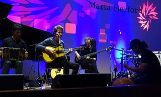 Millers Solo wird begleitet von Santiago Arias' Bandoneon, Nicolas Fiszmans Bass und einer zum Musikinstrument weiterentwickelten Kalebasse, gespielt von Rhani Krija - Philipp Tenta Millers Solo wird begleitet von Santiago Arias' Bandoneon, Nicolas Fiszmans Bass und einer zum Musikinstrument weiterentwickelten Kalebasse, gespielt von Rhani Krija - Philipp Tenta