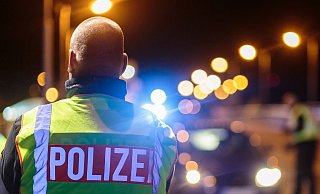 Polizeieinsatz bei Fußballspiel: Schiedsrichter lassen Halle räumen. - NW Polizeieinsatz bei Fußballspiel: Schiedsrichter lassen Halle räumen. - NW