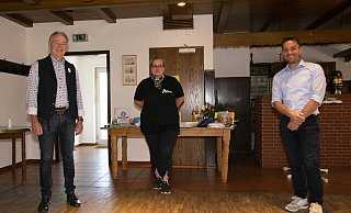 (v.l.): Bürgermeister Wolfgang Koch, Mitveranstalterin Stephanie Poesze und Martin Schuster - Joel Beinke (v.l.): Bürgermeister Wolfgang Koch, Mitveranstalterin Stephanie Poesze und Martin Schuster - Joel Beinke