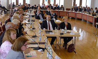 Des Paderborner Stadtrat (hier die konstituierenden Sitzung des aktuellen Gremiums aus dem Jahr 2014) besteht normalerweise aus 64 Mitgliedern. In der kommenden Woche soll jedoch aus aktuellem Anlass ein auf etwa ein Drittel geschrumpftes Kommunalparlament tagen. - Hans-Hermann Igges Des Paderborner Stadtrat (hier die konstituierenden Sitzung des aktuellen Gremiums aus dem Jahr 2014) besteht normalerweise aus 64 Mitgliedern. In der kommenden Woche soll jedoch aus aktuellem Anlass ein auf etwa ein Drittel geschrumpftes Kommunalparlament tagen. - Hans-Hermann Igges