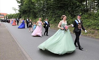 Strahlender Mittelpunkt: Das elegante Warburger Königspaar Stephie Redeker und Alex Wiesendahl gut gelaunt beim Festumzug am Sonntag, begleitet von ihrem Hofstaat und dem Königspaar. - Simone Flörke Strahlender Mittelpunkt: Das elegante Warburger Königspaar Stephie Redeker und Alex Wiesendahl gut gelaunt beim Festumzug am Sonntag, begleitet von ihrem Hofstaat und dem Königspaar. - Simone Flörke