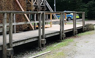 Vandalen haben am Gradierwerk ihr Unwesen getrieben und an diesem Geländer Holzlatten eingetreten. - Polizei Minden-Lübbecke Vandalen haben am Gradierwerk ihr Unwesen getrieben und an diesem Geländer Holzlatten eingetreten. - Polizei Minden-Lübbecke