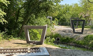 Etliche Stützen der neue Brücke über den Westring und die Dalke harren weiter der Stahlelemente. - Burkhard Hoeltzenbein Etliche Stützen der neue Brücke über den Westring und die Dalke harren weiter der Stahlelemente. - Burkhard Hoeltzenbein