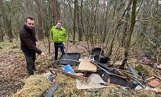 Leon Stadtmann-Everding (l.) und Christian Daut ärgern sich über den Müll in einem Waldstück am Spannweg. - Gabriele Grund Leon Stadtmann-Everding (l.) und Christian Daut ärgern sich über den Müll in einem Waldstück am Spannweg. - Gabriele Grund