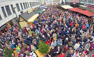 Dicht gedrängt standen die Menschen auf dem Marktplatz zwischen den Hütten des Weihnachtsmarktes, der damit seine Türen für dieses Jahr schloss. - Thomas Kube Dicht gedrängt standen die Menschen auf dem Marktplatz zwischen den Hütten des Weihnachtsmarktes, der damit seine Türen für dieses Jahr schloss. - Thomas Kube
