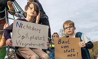 Mit selbstgestalteten Plakaten setzen sich auch Valerij (8, l.) und Julian (8) für den Erhalt des ihres Spielplatzes ein. - Joerg Dieckmann - www.dieckmann-fotodesign.de Mit selbstgestalteten Plakaten setzen sich auch Valerij (8, l.) und Julian (8) für den Erhalt des ihres Spielplatzes ein. - Joerg Dieckmann - www.dieckmann-fotodesign.de
