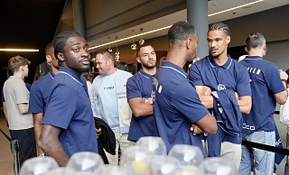 Klubmitarbeiter und die Mannschaft samt Trainer- und Betreuerstab treffen sich zur Vorpremiere des Kinofilms Schwarz-weiß-blau ist unsere Welt im Cinemaxx Bielefeld. - Peter Unger Klubmitarbeiter und die Mannschaft samt Trainer- und Betreuerstab treffen sich zur Vorpremiere des Kinofilms Schwarz-weiß-blau ist unsere Welt im Cinemaxx Bielefeld. - Peter Unger