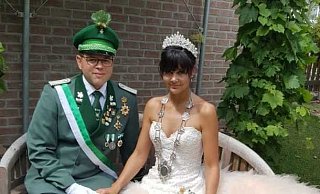 Das Königspaar: Schützenkönigin Katharina Hillemeyer mit ihrem Mann Michael Thiele-Hillemeyer. - Schützen Gesseln Das Königspaar: Schützenkönigin Katharina Hillemeyer mit ihrem Mann Michael Thiele-Hillemeyer. - Schützen Gesseln