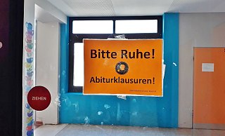 Im Widukind-Gymnasium weist ein Schild auf die laufenden Abiturklausuren hin. - Widukind-Gymnasium (Sabrina Jäkel) Im Widukind-Gymnasium weist ein Schild auf die laufenden Abiturklausuren hin. - Widukind-Gymnasium (Sabrina Jäkel)
