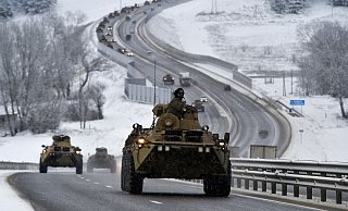 Ein Konvoi russischer gepanzerter Fahrzeuge bewegt sich auf einer Autobahn auf der Krim. - Foto: Uncredited/AP/dpa Ein Konvoi russischer gepanzerter Fahrzeuge bewegt sich auf einer Autobahn auf der Krim. - Foto: Uncredited/AP/dpa