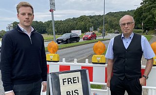 Finn (links) und Dirk Stranghöner haben selber Schilder aufgestellt, damit die Gäste trotz der Baustelle zum Hotel Waldesrand finden. - privat Finn (links) und Dirk Stranghöner haben selber Schilder aufgestellt, damit die Gäste trotz der Baustelle zum Hotel Waldesrand finden. - privat