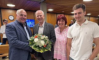 Bürgermeister Hubert Erichlandwehr gratuliert seinem Nachfolger Olaf Junker zum Wahlsieg. Die Stichwahl kann Junker mit 50,8 Prozent vermeiden. Seine Frau Christiane und Sohn Mathis feiern in der Wahllobby mit. - Stadt SHS Bürgermeister Hubert Erichlandwehr gratuliert seinem Nachfolger Olaf Junker zum Wahlsieg. Die Stichwahl kann Junker mit 50,8 Prozent vermeiden. Seine Frau Christiane und Sohn Mathis feiern in der Wahllobby mit. - Stadt SHS