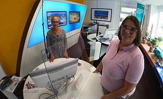 Katja Karatininis (links) und Stephanie Werner vom Verler Reisebüro Sonnenklar.TV betreuen Kunden ab sofort nur noch nach Terminvereinbarung. - Christian Geisler Katja Karatininis (links) und Stephanie Werner vom Verler Reisebüro Sonnenklar.TV betreuen Kunden ab sofort nur noch nach Terminvereinbarung. - Christian Geisler