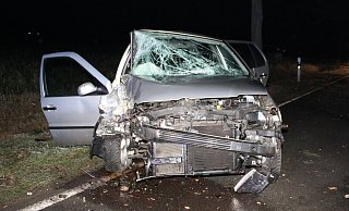 Der Volkswagen prallte frontal gegen einen Baum an der Straße. - Polizei Minden-Lübbecke Der Volkswagen prallte frontal gegen einen Baum an der Straße. - Polizei Minden-Lübbecke
