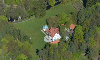 Schön versteckt in einem kleinen Wäldchen in Windelsbleiche fand am vergangenen Wochenende die Party-Sause statt. Der Veranstalter wähnte sich in Sicherheit. Ist sein Domizil doch bestens abgesichert und für ungebetene Gäste kaum zu erreichen. - Detlef Wittig Schön versteckt in einem kleinen Wäldchen in Windelsbleiche fand am vergangenen Wochenende die Party-Sause statt. Der Veranstalter wähnte sich in Sicherheit. Ist sein Domizil doch bestens abgesichert und für ungebetene Gäste kaum zu erreichen. - Detlef Wittig