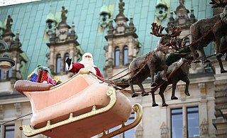 In Hamburg flog der Weihnachtsmann in einem Rentierschlitten über den Markt vor dem Rathaus. - Niklas Graeber/dpa In Hamburg flog der Weihnachtsmann in einem Rentierschlitten über den Markt vor dem Rathaus. - Niklas Graeber/dpa