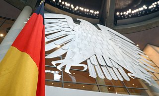 Die deutsche Flagge und der Adler im Bundestag in Berlin. Hier soll noch vor der Bundestagswahl ein Gesetz beschlossen werden. - dpa Die deutsche Flagge und der Adler im Bundestag in Berlin. Hier soll noch vor der Bundestagswahl ein Gesetz beschlossen werden. - dpa