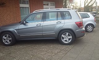 Die beiden Autos, die so vor der Tierarztpraxis Wilk am Hägerweg geparkt haben, ragen etwas auf den etwa 1,60 Meter breiten Gehweg. Über die Dimension gibt es unterschiedliche Meinungen. Fakt ist: Dafür haben die Fahrer Knöllchen über 20 Euro bekommen. Begründung: Ordnungswidriges Parken auf dem Gehweg. - Ivonne Michel Die beiden Autos, die so vor der Tierarztpraxis Wilk am Hägerweg geparkt haben, ragen etwas auf den etwa 1,60 Meter breiten Gehweg. Über die Dimension gibt es unterschiedliche Meinungen. Fakt ist: Dafür haben die Fahrer Knöllchen über 20 Euro bekommen. Begründung: Ordnungswidriges Parken auf dem Gehweg. - Ivonne Michel