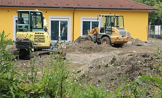 Im künftigen Garten der Einrichtung sind noch die Bagger am Werke. - David Knapp Im künftigen Garten der Einrichtung sind noch die Bagger am Werke. - David Knapp