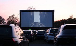An vielen Orten in OWL gibt es bereits ein Autokino - wie hier in Rahden. Jetzt soll auch in Bad Lippspringe ein Leinwandvergnügen dieser Art realisiert werden. - Sonja Rohlfing An vielen Orten in OWL gibt es bereits ein Autokino - wie hier in Rahden. Jetzt soll auch in Bad Lippspringe ein Leinwandvergnügen dieser Art realisiert werden. - Sonja Rohlfing