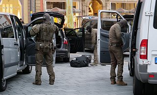 Auf dem Marktplatz rüsten sich die Spezialkräfte der Bielefelder Polizei, die mit elf Fahrzeugen angerückt waren, für den Einsatz im Gebäude der Volksbank. - Ralph Meyer Auf dem Marktplatz rüsten sich die Spezialkräfte der Bielefelder Polizei, die mit elf Fahrzeugen angerückt waren, für den Einsatz im Gebäude der Volksbank. - Ralph Meyer