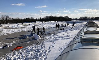 Im Dauereinsatz haben mehr als 40 Dachdecker den Schnee von den Dächern geräumt. - Claas Im Dauereinsatz haben mehr als 40 Dachdecker den Schnee von den Dächern geräumt. - Claas