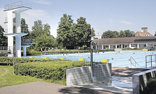 Am Scheideweg: Das Freibad Bünde-Mitte ist bei Temperaturen über 30 Grad wie gestern ein Anziehungspunkt. Die Frage ist, ob es saniert, verkleinert oder aufgeben werden soll. - Fynn Salam Am Scheideweg: Das Freibad Bünde-Mitte ist bei Temperaturen über 30 Grad wie gestern ein Anziehungspunkt. Die Frage ist, ob es saniert, verkleinert oder aufgeben werden soll. - Fynn Salam