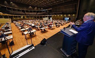Vor hier wurde die Tiefe des Raumes in der Stadthalle bespielt. Oberbürgermeister Pit Clausen machte den Auftakt. Und nach jedem Redner kam das Desinfektions-Phantom. - Foto: Andreas Zobe/NW Vor hier wurde die Tiefe des Raumes in der Stadthalle bespielt. Oberbürgermeister Pit Clausen machte den Auftakt. Und nach jedem Redner kam das Desinfektions-Phantom. - Foto: Andreas Zobe/NW