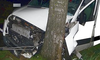 Der Transporter dürfte laut Polizei Totalschaden erlitten haben. - Polizei Minden-Lübbecke Der Transporter dürfte laut Polizei Totalschaden erlitten haben. - Polizei Minden-Lübbecke